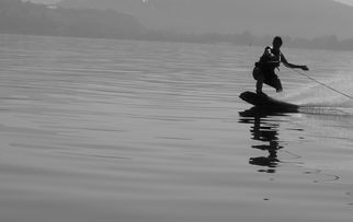爱游戏体育在线-“宽板滑水：东三叉湖赛场见证新一代水上运动的崛起”